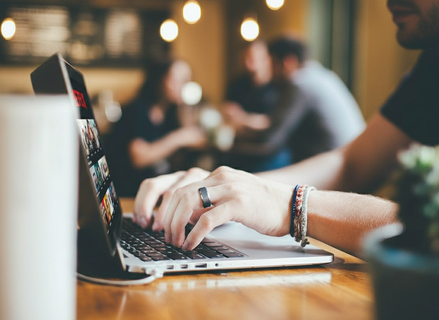 Необычные туры и заманчивые квартиры: как мошенники расставляют сети на отпускников