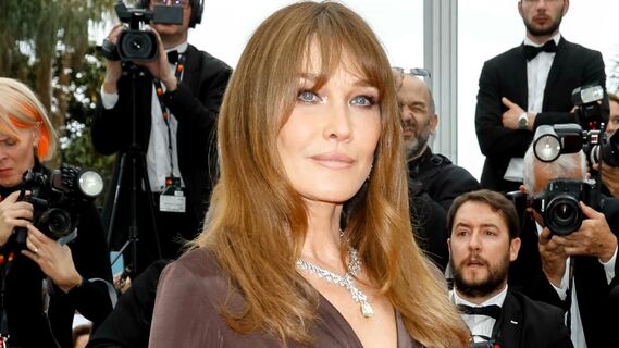 Карла Бруни поделилась информацией о своих родителях