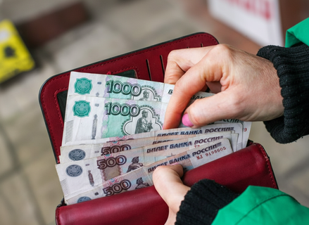 Работающие пенсионеры почти уравняются с "диванными": всего 2 тысячи разницы