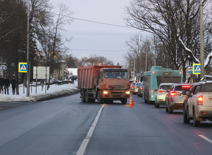 Водителя «КАМАЗа» ждал сюрприз на переходе: подросток попал под колёса прямо на глазах у свидетелей