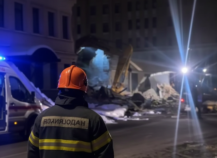 Петербуржцы ахнули: куски старинной стены обрушились прямо на тротуар — чудом никто не пострадал