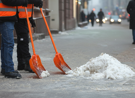 Что делать, если двор утонул в сугробах: неожиданный совет для тех, кто устал ждать коммунальщиков