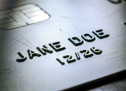 Пластик в России уходит в тень: россияне реже достают карты