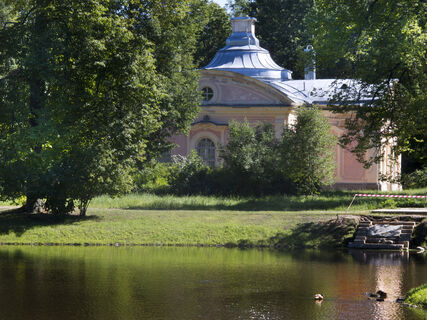 С чем связано название Ораниенбаум?