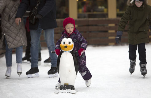 каток, ребенок на коньках