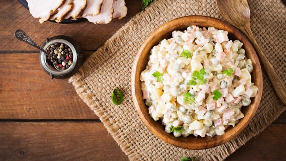 Беспроигрышное сочетание: этот салат с ананасами достоин оказаться на новогоднем столе