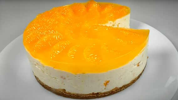 Без муки и духовки: ароматный пирог с мандаринами приготовите за пять минут