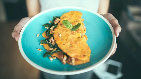Вместо молока, сметаны и воды: с этим напитком омлет получится в разы вкуснее