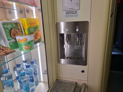 Почему проводники настойчиво предлагают чай и сувениры в поезде: узнаете причину, начнете скупать любые товары