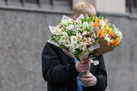 Цветы, школьник