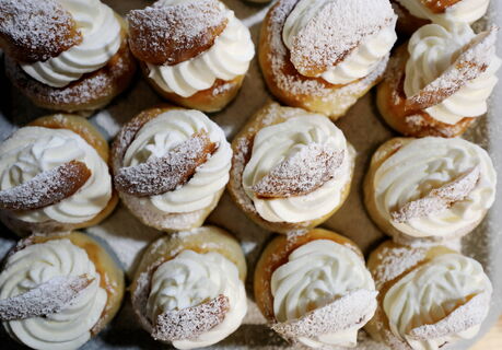 Мягкие булочки "Маритоццо" с нежным кремом: понадобится 90 мл молока 