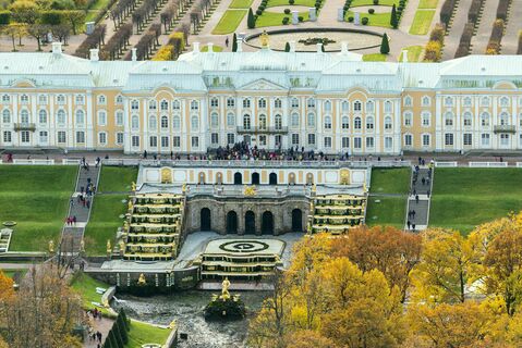 Золотая осень в Петергофе: как застать Самсона, заглянуть под каскад и сэкономить на билетах