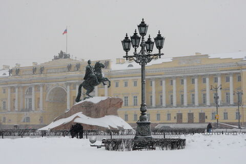 площадь, памятник