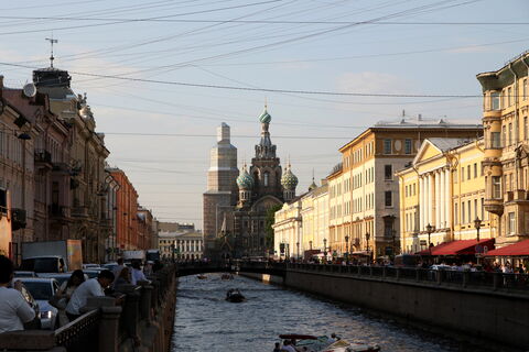 Смольный требует разобрать веранду ресторана у Спаса на Крови: что не так со столиками у святыни?