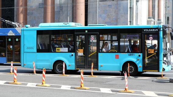 Где безопаснее находиться в автобусе