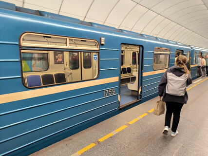 На станции «Кировский завод» вырос гранитный «трон»: кому достанется место на новом постаменте