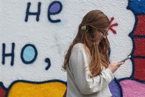 Петербуржцы против гаджетов в классах: почему 82% родителей Северной столицы против телефонов в школе