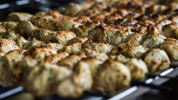 И мангал разжигать не надо: вот как приготовить сочный куриный шашлык прямо в духовке