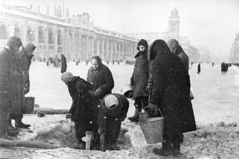 Как Петербург чтит память о блокаде: зелёно-оливковые мосты, картины на домах и семейные архивы