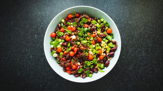Легкий и сытный салат из говядины и фасоли