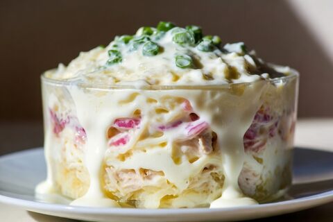 Салат "Нежность" с маринованным луком: воздушный, как облако — покорил с первой ложки