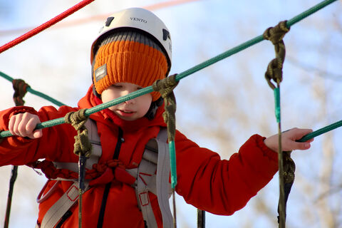 ребенок, веревочный парк