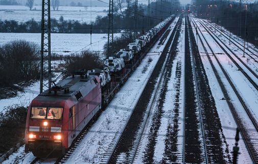 Положил иголку на рельс — поезд ушел под откос: проверяем популярный миф — что произойдет на самом деле 