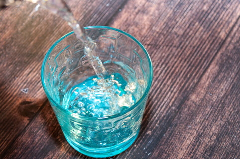 вода, стакан