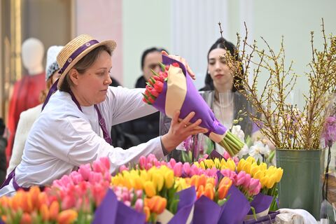 Путешествие в топе желаний, цветы — в лидерах подарков: женский взгляд на 8 марта