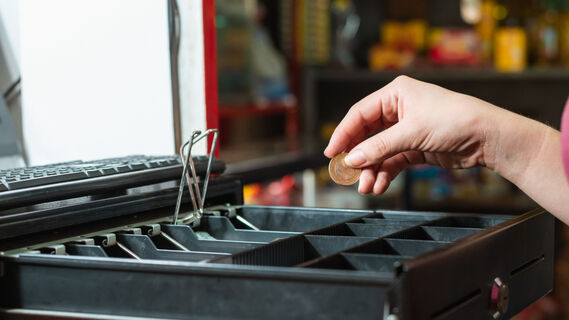 Не спешите уходить: вот что сказать продавцу, который отказывается искать размен