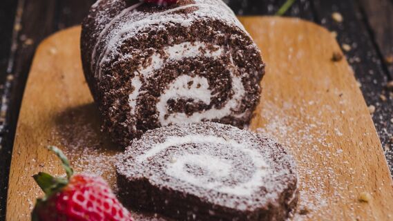 Этот шоколадный рулет даже выпекать не нужно: вкуснятина из самого дешевого печенья