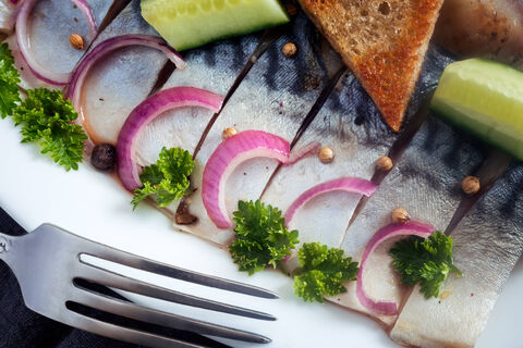 Солю скумбрию в пакете за 24 часа: получается вкуснее, чем в рассоле - и посуда не нужна