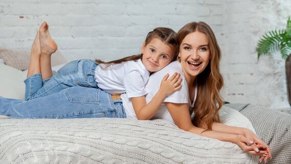 Футболки снова будут белоснежными: народные лайфхаки, как отстирать их быстро и эффективно