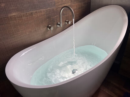 1 стакан на стенки – и ванна станет белее первого снега: ни желтизны, ни ржавчины – засверкает даже в темноте 