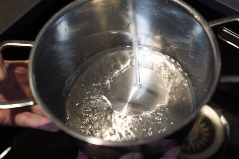 2 копеечных компонента - и кастрюля сверкает ярче солнца: ни налета, ни нагара - вековая посуда станет новой