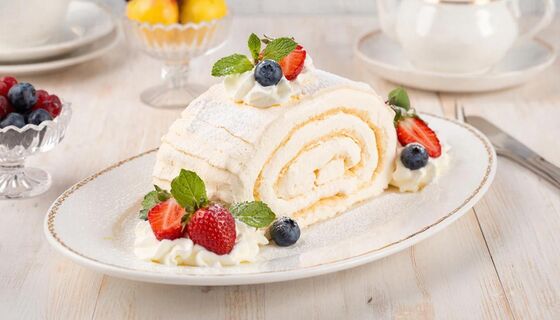 Гости в восторге: нежнейший меренговый рулет с ягодами — готовится проще, чем кажется