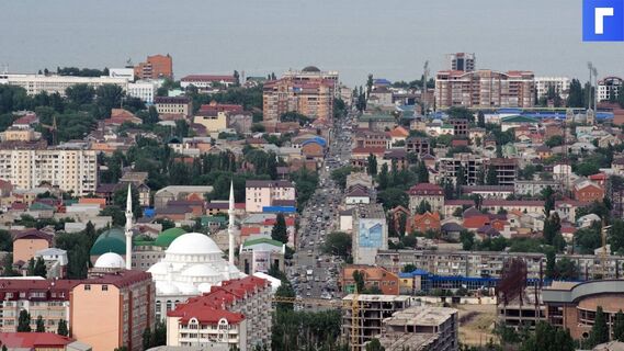 Сотни человек вышли к отделу полиции в Махачкале после убийства экс-главы села
