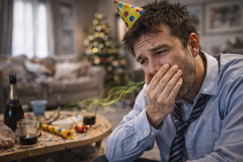 Пахнет тухлыми яйцами изо рта после праздников? Проблема серьезнее, чем простое переедание