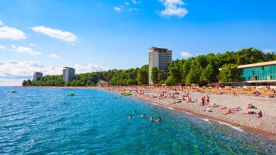 Лучшие отели Абхазии на берегу моря: в них можно отдохнуть всей семьей