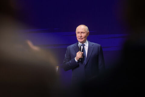 «Запреты временны, Россия — вечна»: Путин попросил депутатов не строить «законодательные стены»