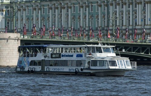 Новая деталь навигации: в Петербурге теплоходам открыли путь под разведённые мосты
