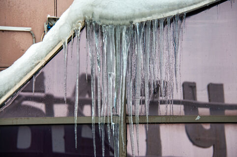 Миллионы на льду: сколько Петербург теряет из-за зимних «капканов» на крышах