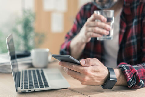 Ничего не нажимали, а экран горит: почему телефон сам запускает приложения и куда звонит - есть ответ