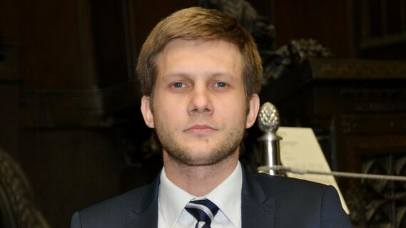 Корчевников вернется в эфир: как ведущий продолжает работу с проблемами со слухом