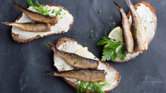 Таких бутербродов со шпротами вы еще не пробовали: с этим продуктом вкуснее в разы