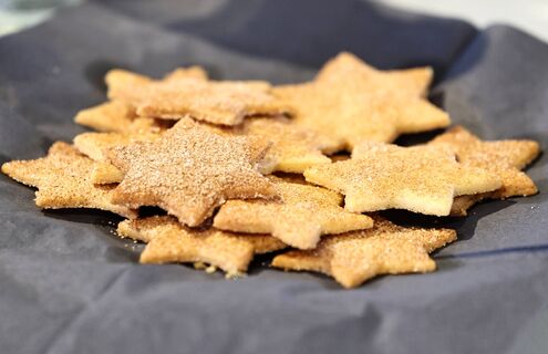 Заливаю муку кипятком – и на противень: через 15 минут пьем чай со слоистым и вкусным печеньем  