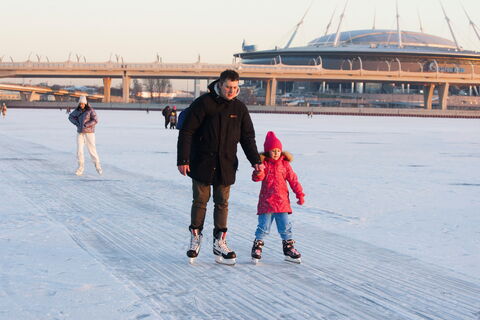 каток, люди на коньках