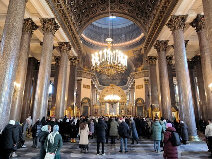 Целый город у алтаря: более 200 тысяч верующих пришли на рождественские службы в Петербурге