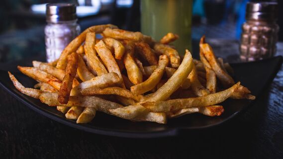 Картошка будет хрустящей снаружи и нежной внутри: вместо масла пожарьте вот на чем