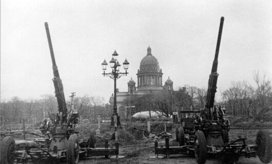 Железный марш победителей: как Ленинград возродил имперскую мощь триумфальных арок в июле 45-го